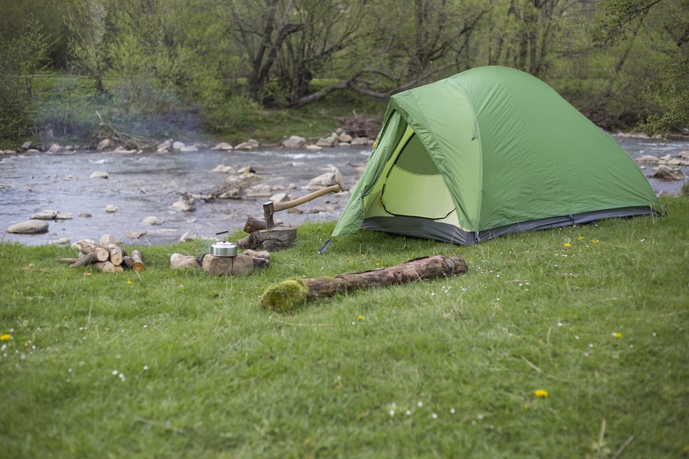 Outdoor Abenteuer Geschäft -Outdoor Abenteuer Geschäft tent by a stream camping in kansas min